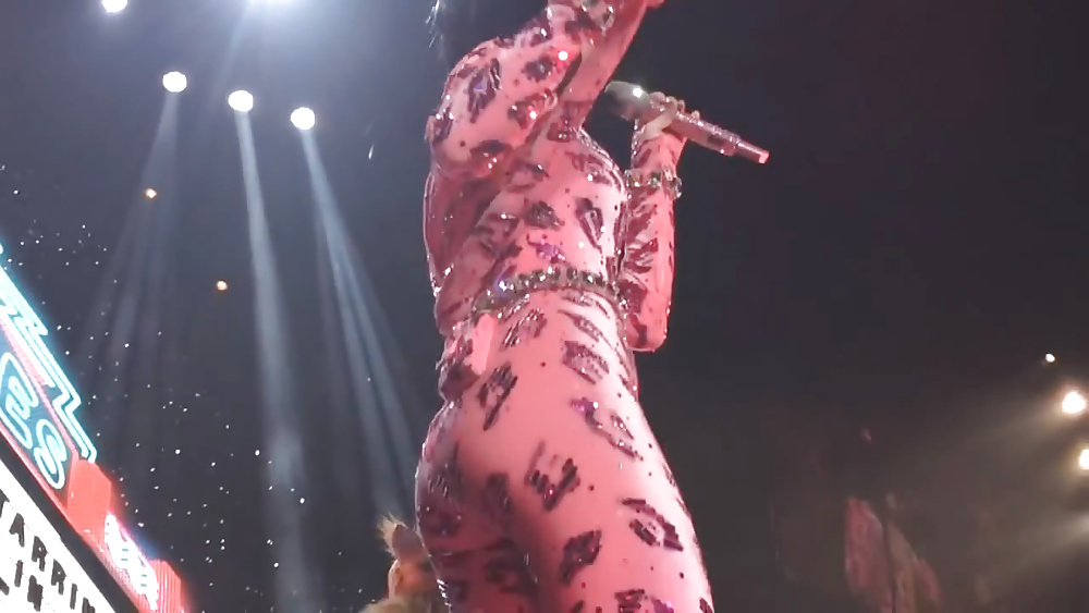 Katy Perry Dans Un Catsuit Rose #31697256