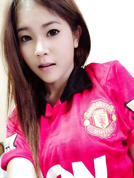 Autoscatto amatoriale in magliette da calcio thai
 #25636012