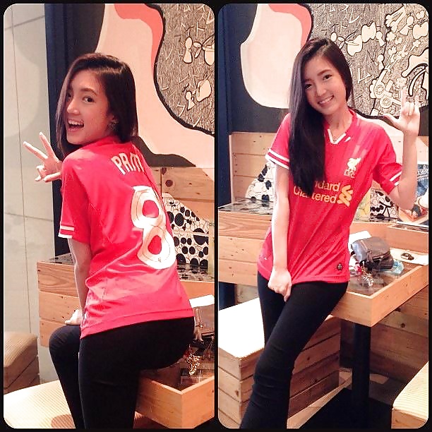 Autoscatto amatoriale in magliette da calcio thai
 #25636031