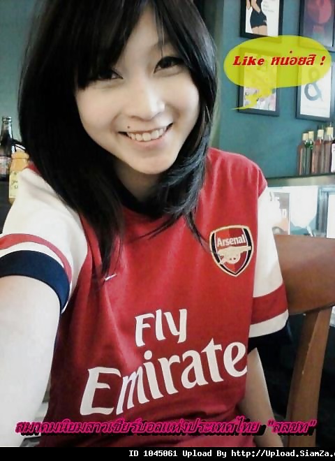 Autoscatto amatoriale in magliette da calcio thai
 #25636041