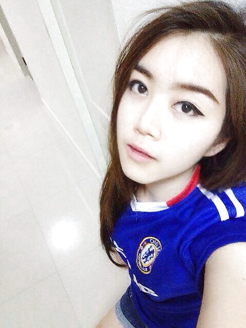 Autoscatto amatoriale in magliette da calcio thai
 #25636098