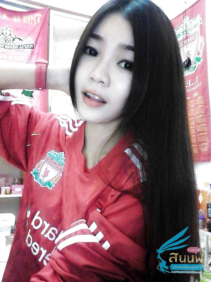 Autoscatto amatoriale in magliette da calcio thai
 #25636131