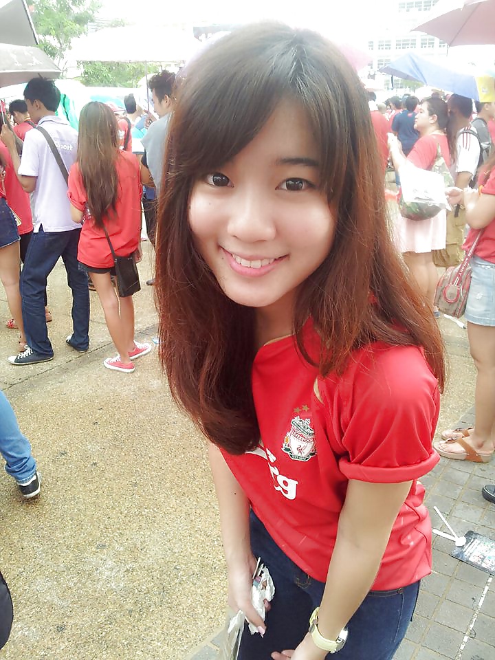 Autoscatto amatoriale in magliette da calcio thai
 #25636200