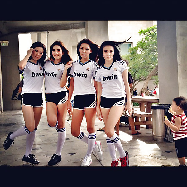 Autoscatto amatoriale in magliette da calcio thai
 #25636227