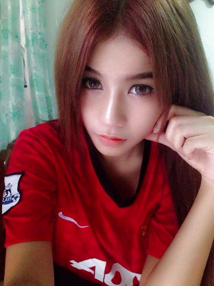 Autoscatto amatoriale in magliette da calcio thai
 #25636252