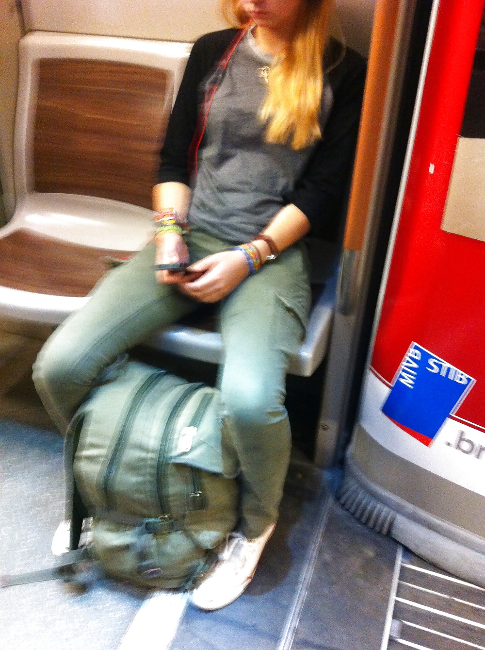 Chica rubia caliente en el metro
 #30523870