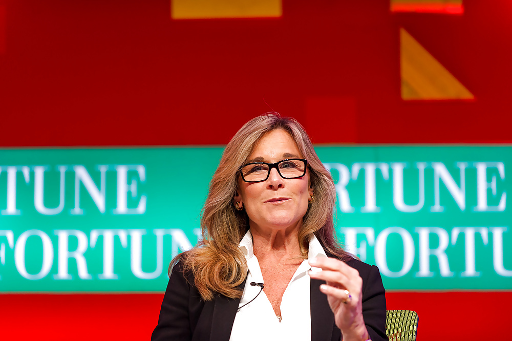 Would love to lick angela ahrendts' boots
 #34455601