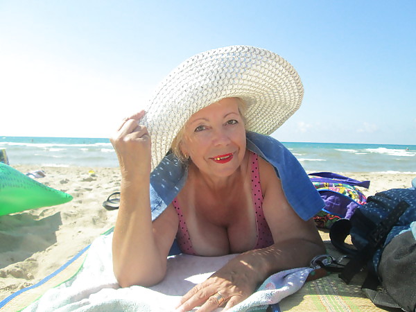 Mature women on the beach! Amateur! #25116088