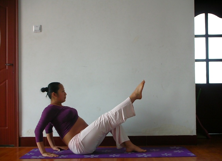 Cinese incinta che fa yoga
 #26353444
