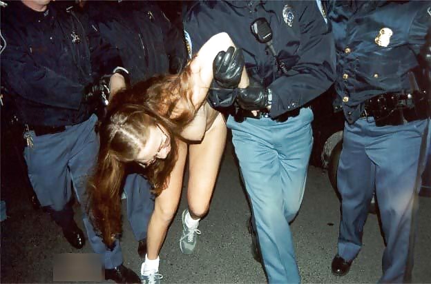 Chica desnuda atrapada por la policía (4 fotos).
 #37993720