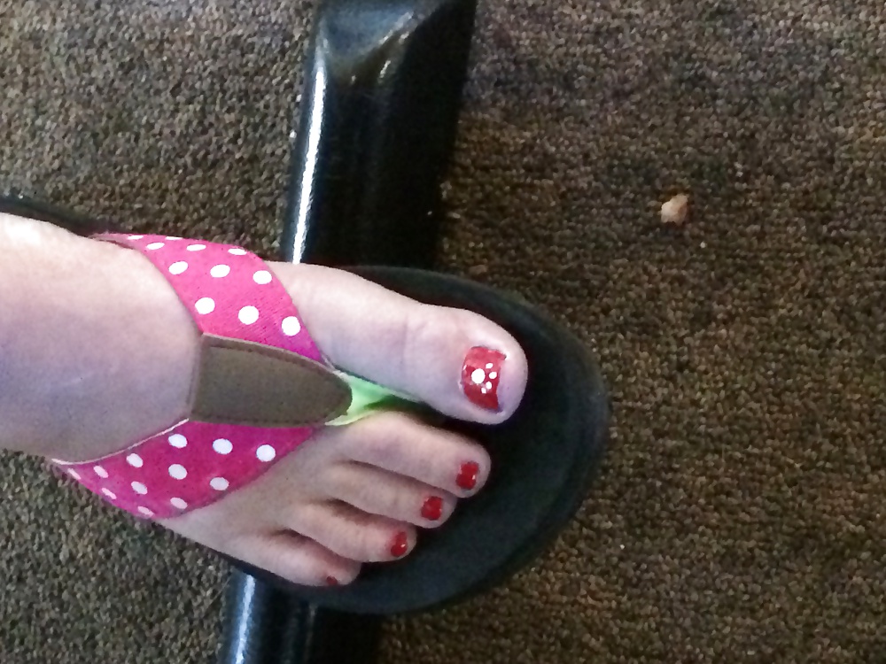 Frau Niedlichen Füße Und Zehen In Flip-Flops Zuckte Ich Weg In! #29753743