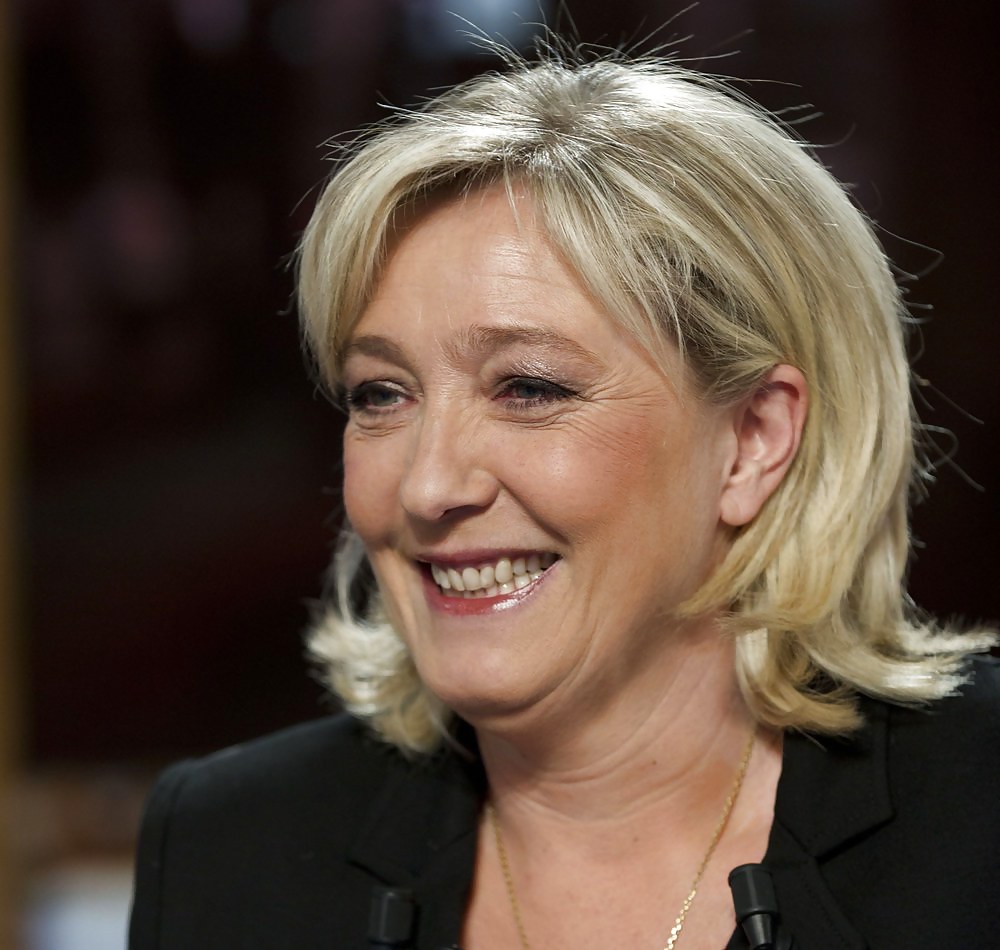 Me encantaría masturbarme a los pies de marine le pen
 #35834409