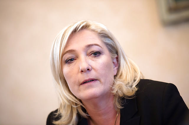 Würde Gerne An Den Füßen Von Marine Le Pen Zu Wichsen #35834421