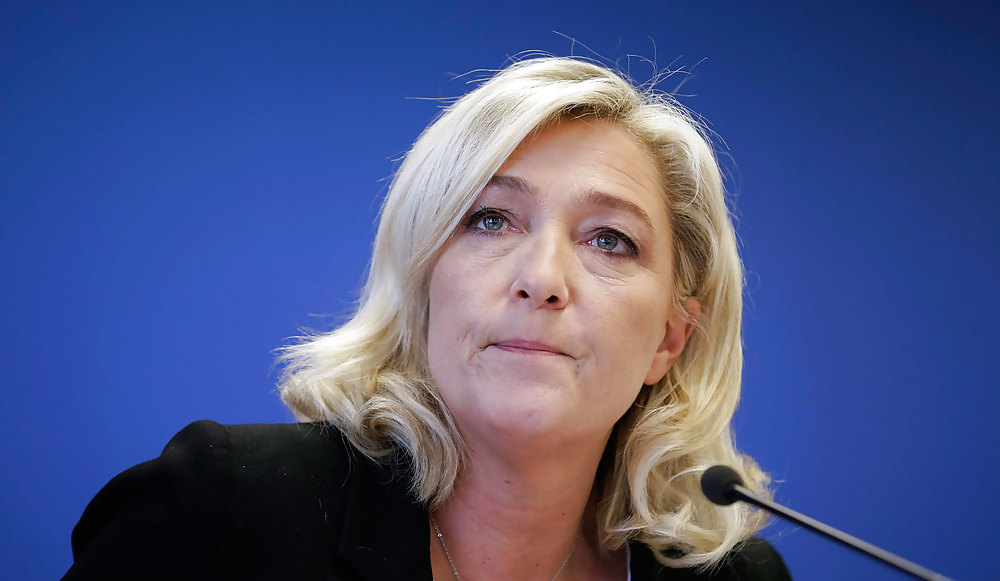 Me encantaría masturbarme a los pies de marine le pen
 #35834434