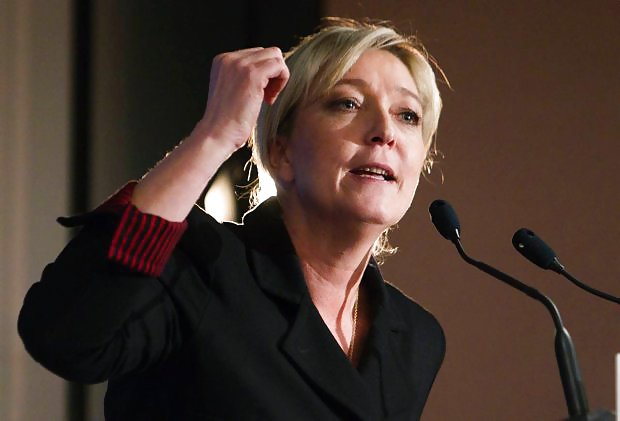 Würde Gerne An Den Füßen Von Marine Le Pen Zu Wichsen #35834442