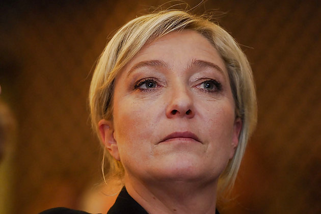 Würde Gerne An Den Füßen Von Marine Le Pen Zu Wichsen #35834499