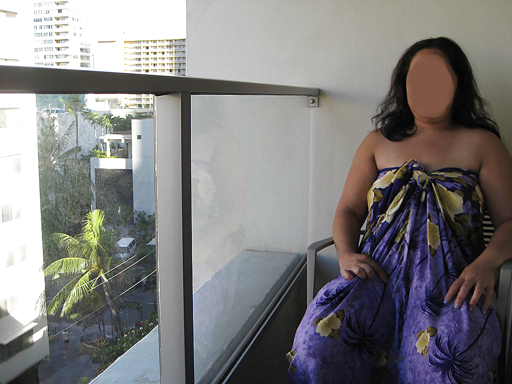 Ma Femme Asiatique Propagation Sur Le Lit De L'hôtel Et Sur Le Balcon Clignotant #29448196