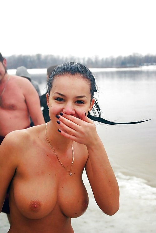 Chica rusa desnuda en la nieve
 #29673063
