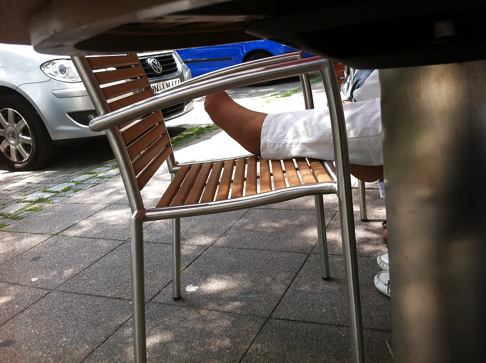 Una señora en nylons bronceados en un café de la calle
 #33274015