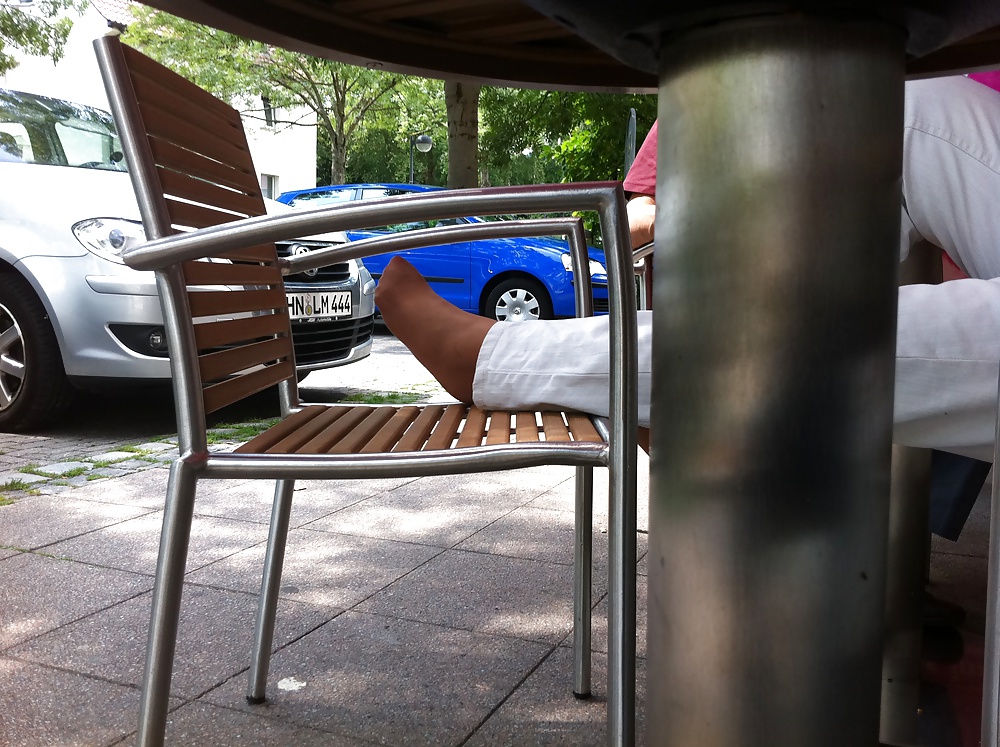 Eine Dame In Tan Nylons Bei Einem Straßencafé #33274019