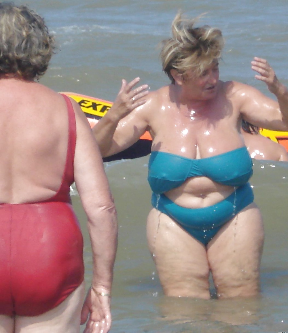 Vollbusigen Strand Grandmas #31502069