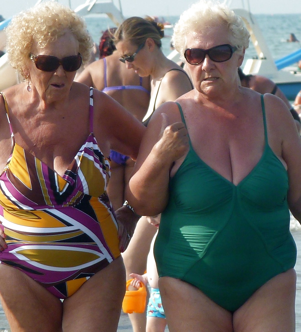 Nonne da spiaggia con grandi seni
 #31502160