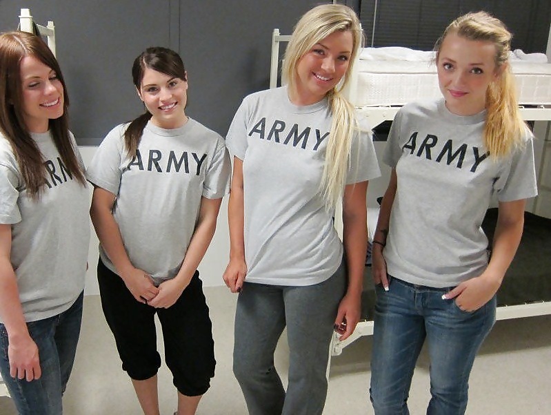 Lesbiche dell'esercito
 #34324247