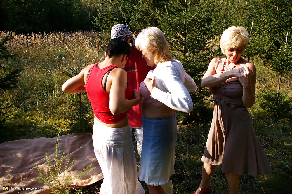 Tres abuelas folladas por el hijo afortunado al aire libre parte 2
 #24322927