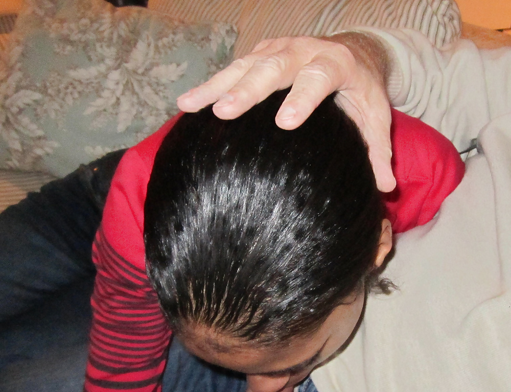 Schwarze Frau Kümmert Sich Um Weißen Hahn #23235715