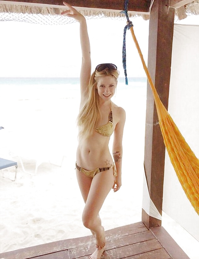 Avril Lavigne Nouveau Bikini Photos #26399711