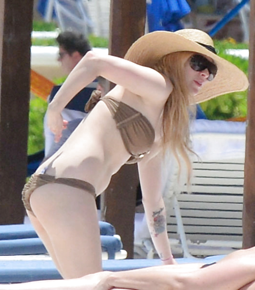 Avril lavigne nuevas fotos en bikini
 #26399784