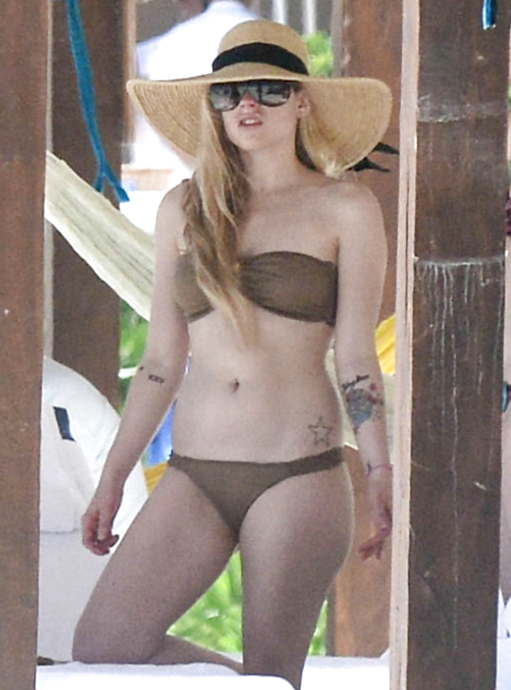 Avril Lavigne nuove foto in bikini
 #26399789