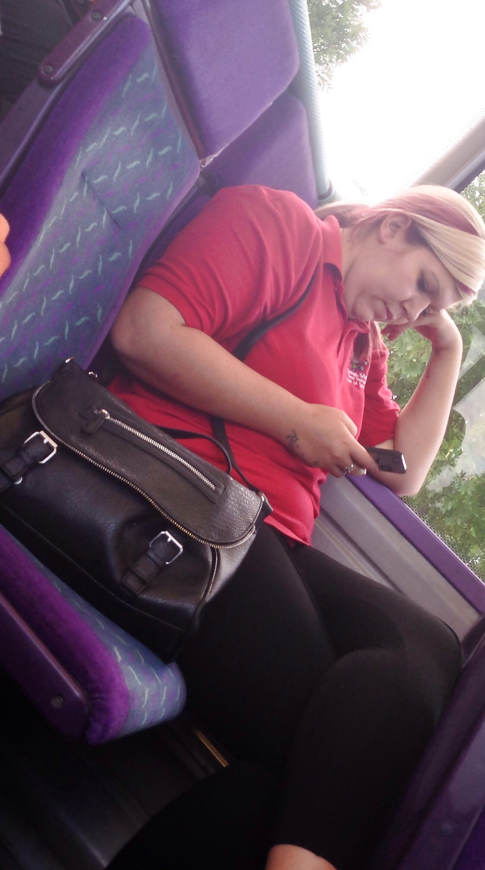 Mädchen Auf Dem Bus #27729038