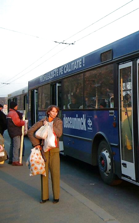 Espiar a viejos + jóvenes en autobús, tranvía, tren rumano
 #25111096