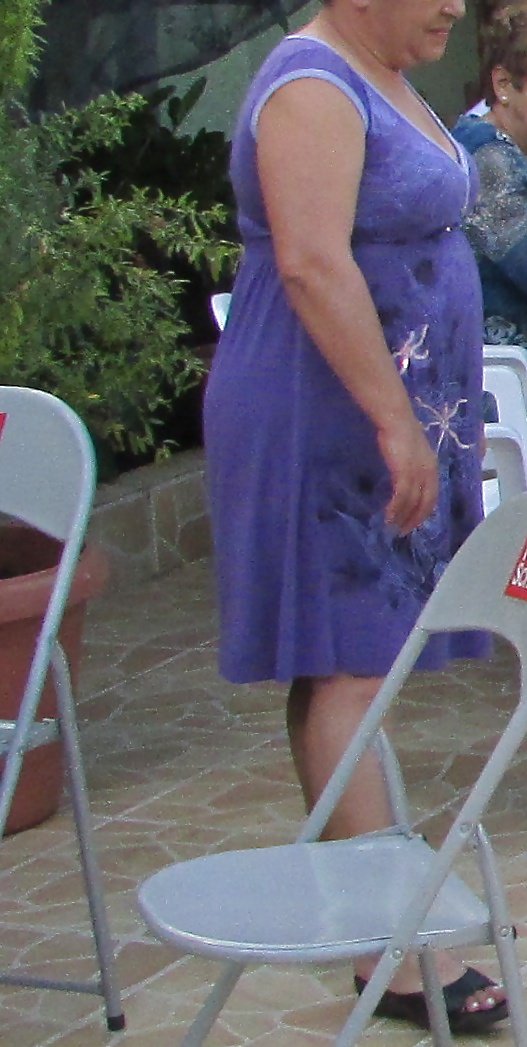 No mi suegra en vestido púrpura en nuestro rancho
 #30929895