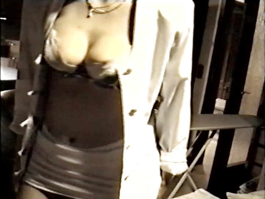 サグ - 白いショートミニの衣装を着たセクシーな乳房と脚 04
 #34812539