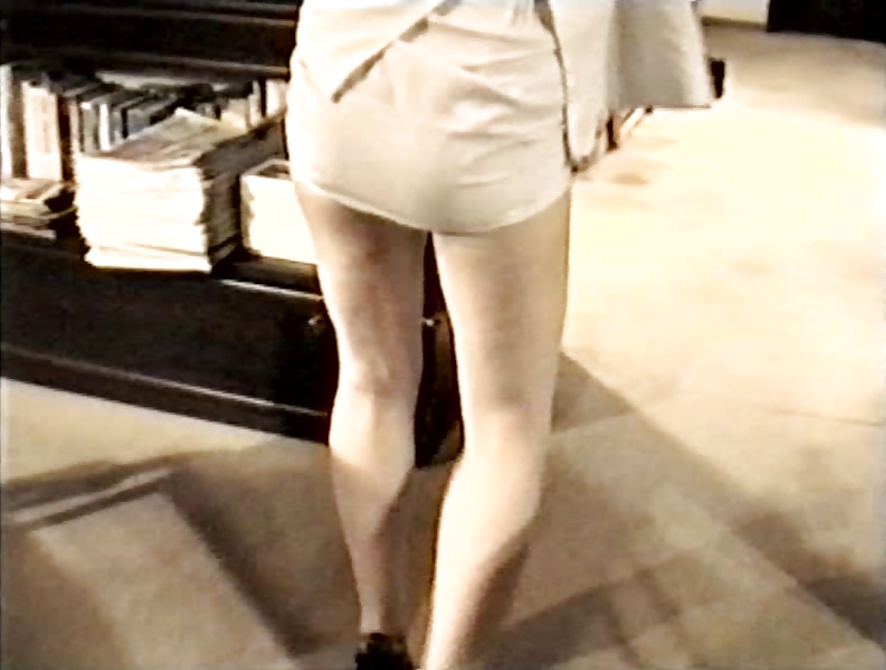 Sag - tette e gambe sexy in mini costume bianco corto 04
 #34812554