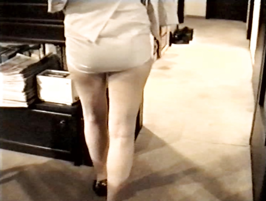 Sag - tette e gambe sexy in mini costume bianco corto 04
 #34812556