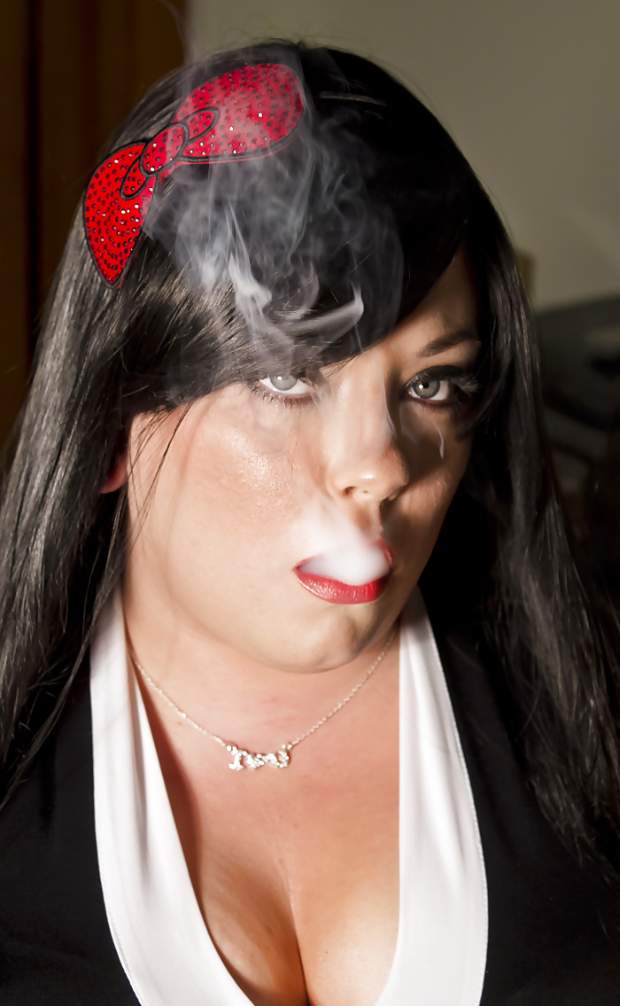 ティナ・スヌアのセクシーな服装と喫煙 - bbw fetish 
 #35077544