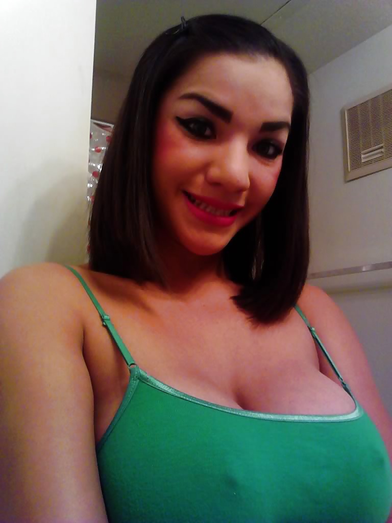Chichona mostrandonos panocha y todo
 #29117880