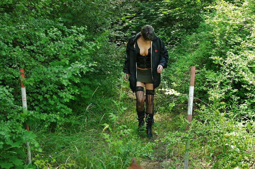 濡れてムラムラしたドイツ人女性の野外撮影用衣装
 #29239463