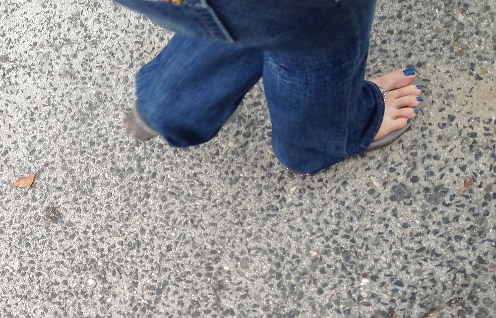 サンダルを履いたセクシーな女性の足
 #36994891