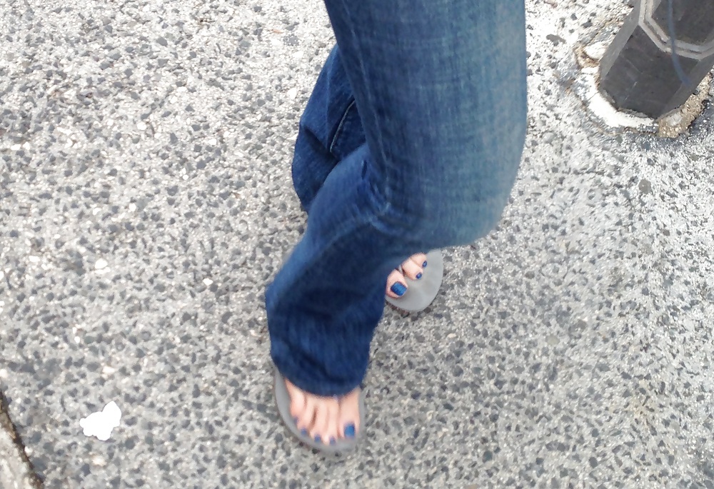 サンダルを履いたセクシーな女性の足
 #36994894