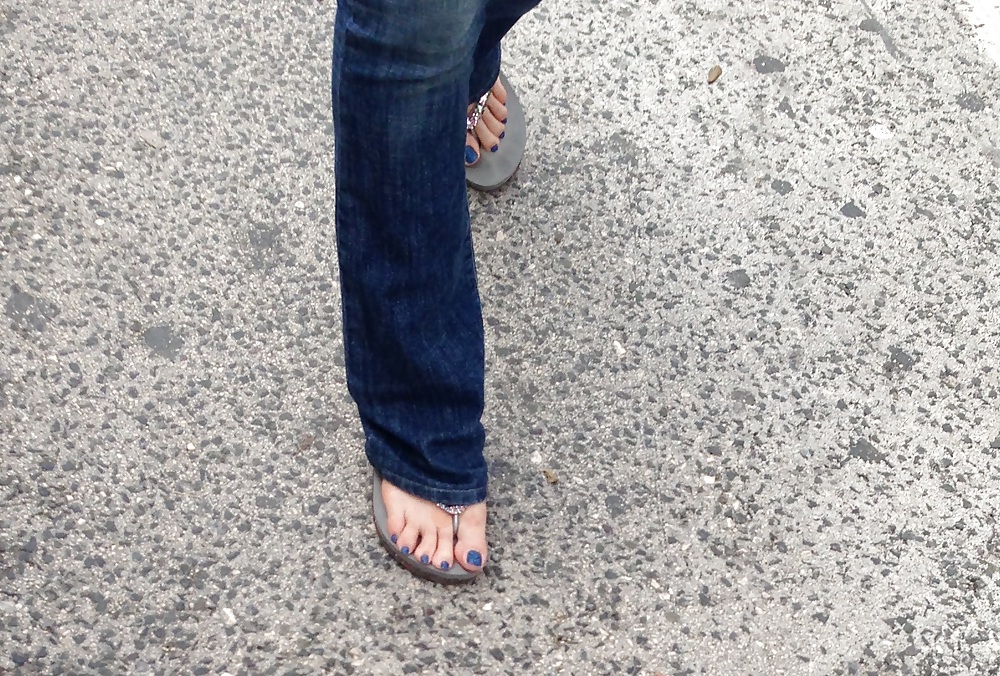 サンダルを履いたセクシーな女性の足
 #36994898