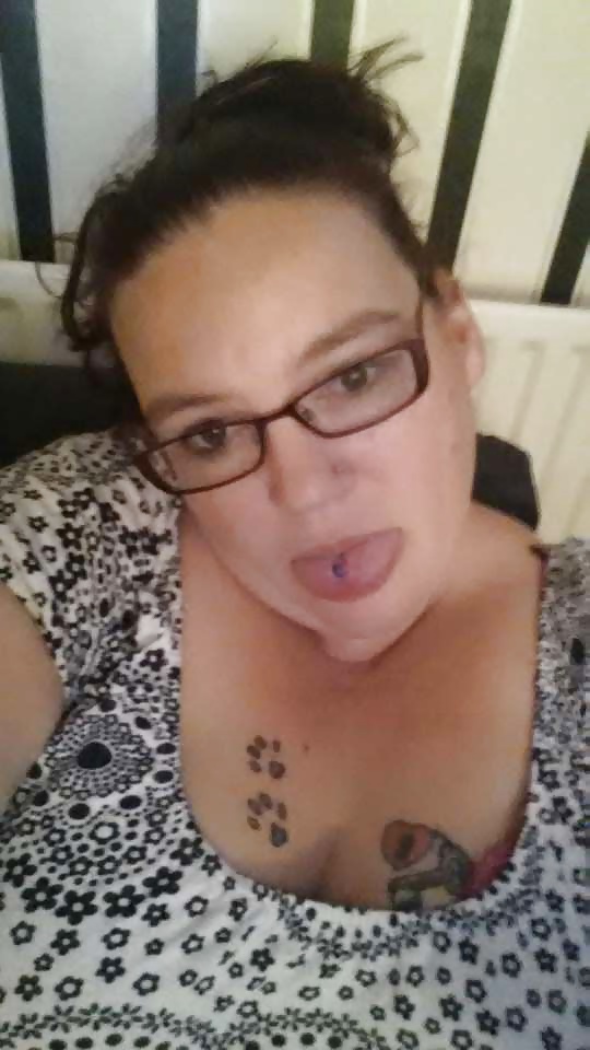 39 year old milf from blakenall showing cleavage British  #40345330