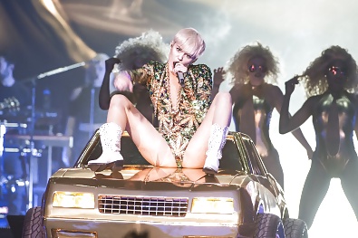 Nuevas fotos calientes de miley cyrus ¡más nuevas! acción lésbica? 
 #24514276