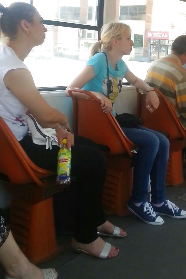 Espía viejo + joven en autobús, tranvía y metro rumano
 #33981354