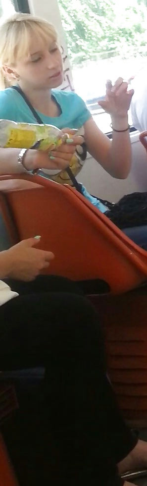 Espía viejo + joven en autobús, tranvía y metro rumano
 #33981360