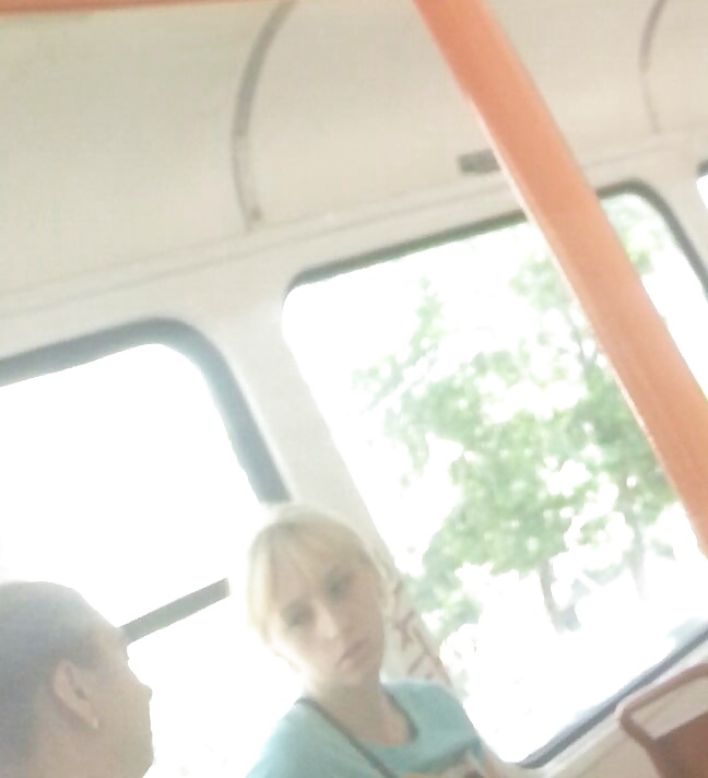 Espía viejo + joven en autobús, tranvía y metro rumano
 #33981378