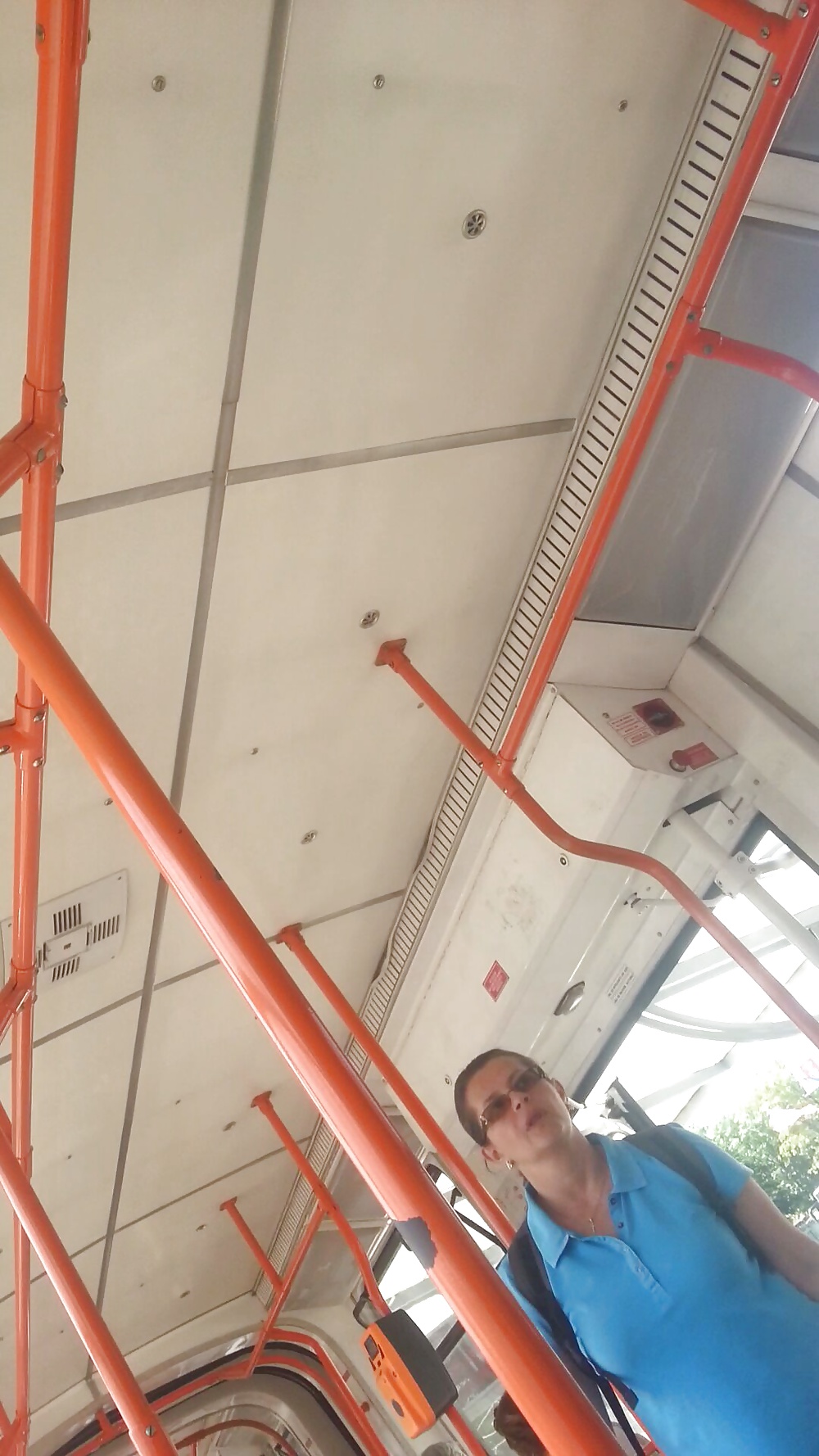 Espía viejo + joven en autobús, tranvía y metro rumano
 #33981392